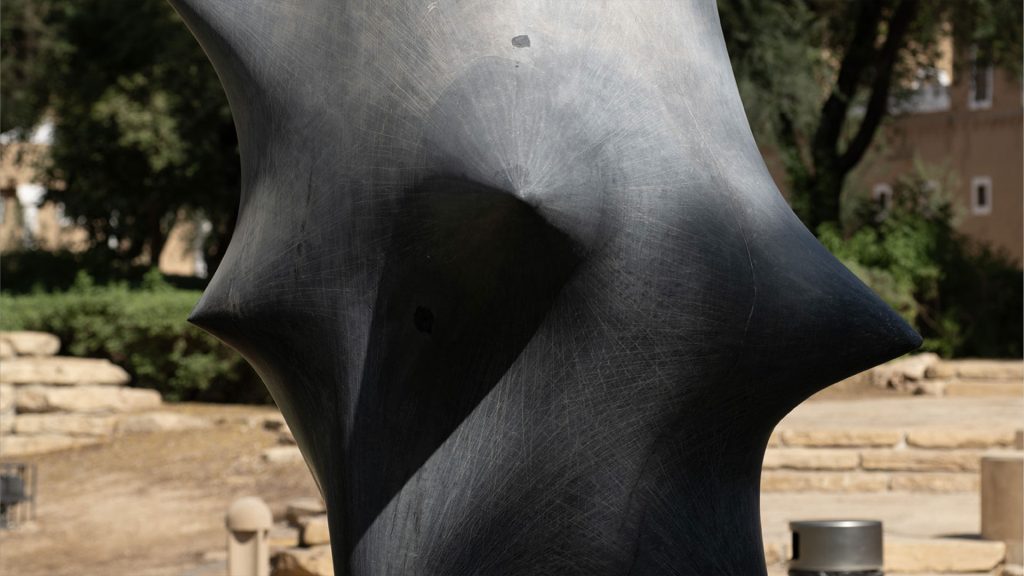 Jo Kley’s Cosmic Messenger (2021), an abstract stone sculpture installed at King Abdulaziz Historical Center (KAHC) in Riyadh, conceived as a visual language that merges energy, form, and poetic symbolism.